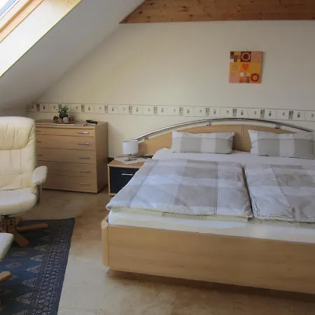 Appartement Haus Storck Mit Parkplatz Und Im Eg Angenehm Kuehl Neustadt an der Weinstraße